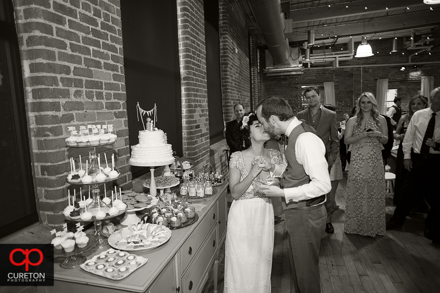 Coupe kissing at the cake cutting.