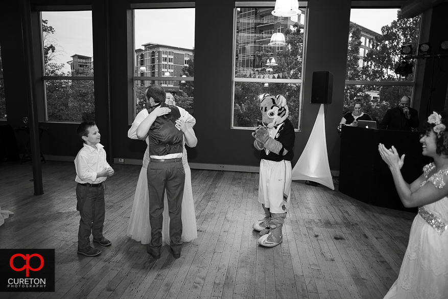 Groom and his sister hugging.