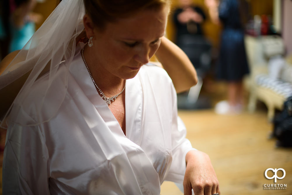 Bride putting her veil in.
