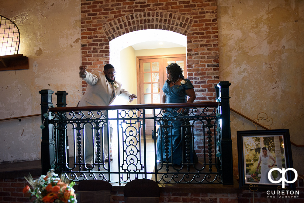 Groom and mother dance.