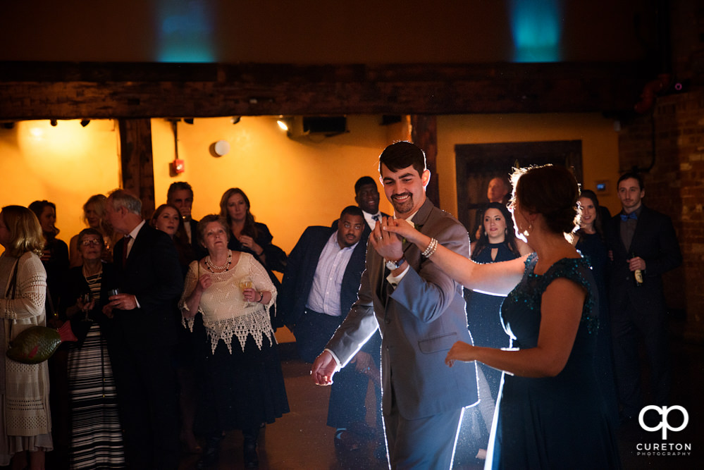 Groom and mother dance.
