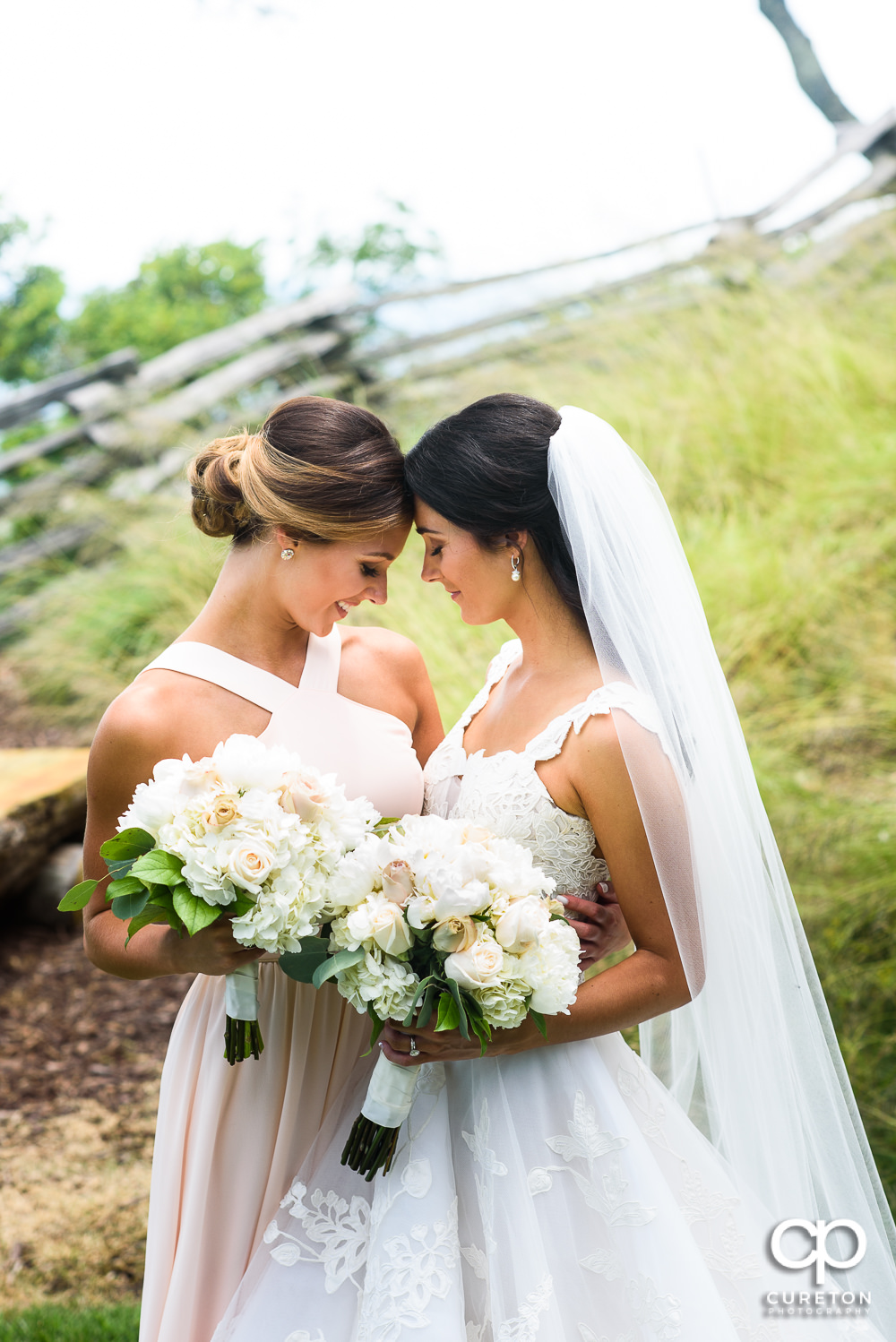 Bride and her sister at Glassy Chapel.