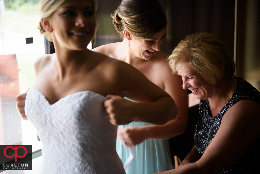 Bride's mom dtying her dress.