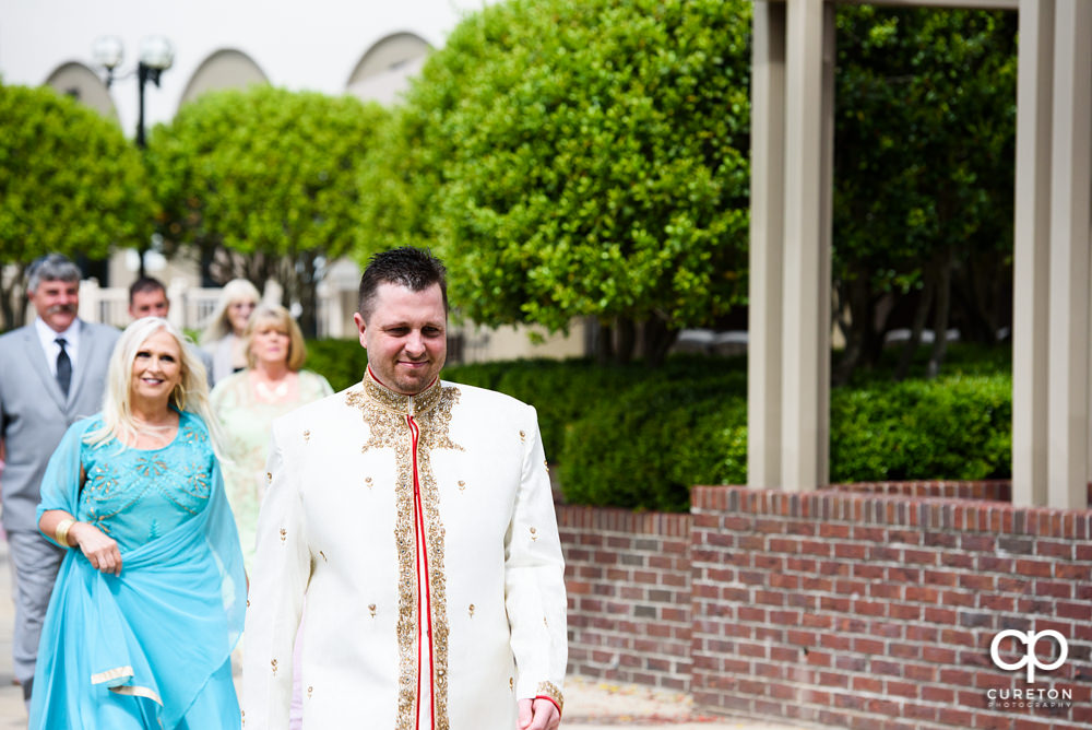 Grooms processional.