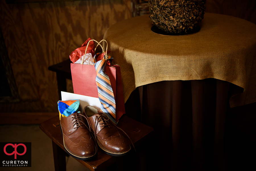 Grooms shoes and tie.