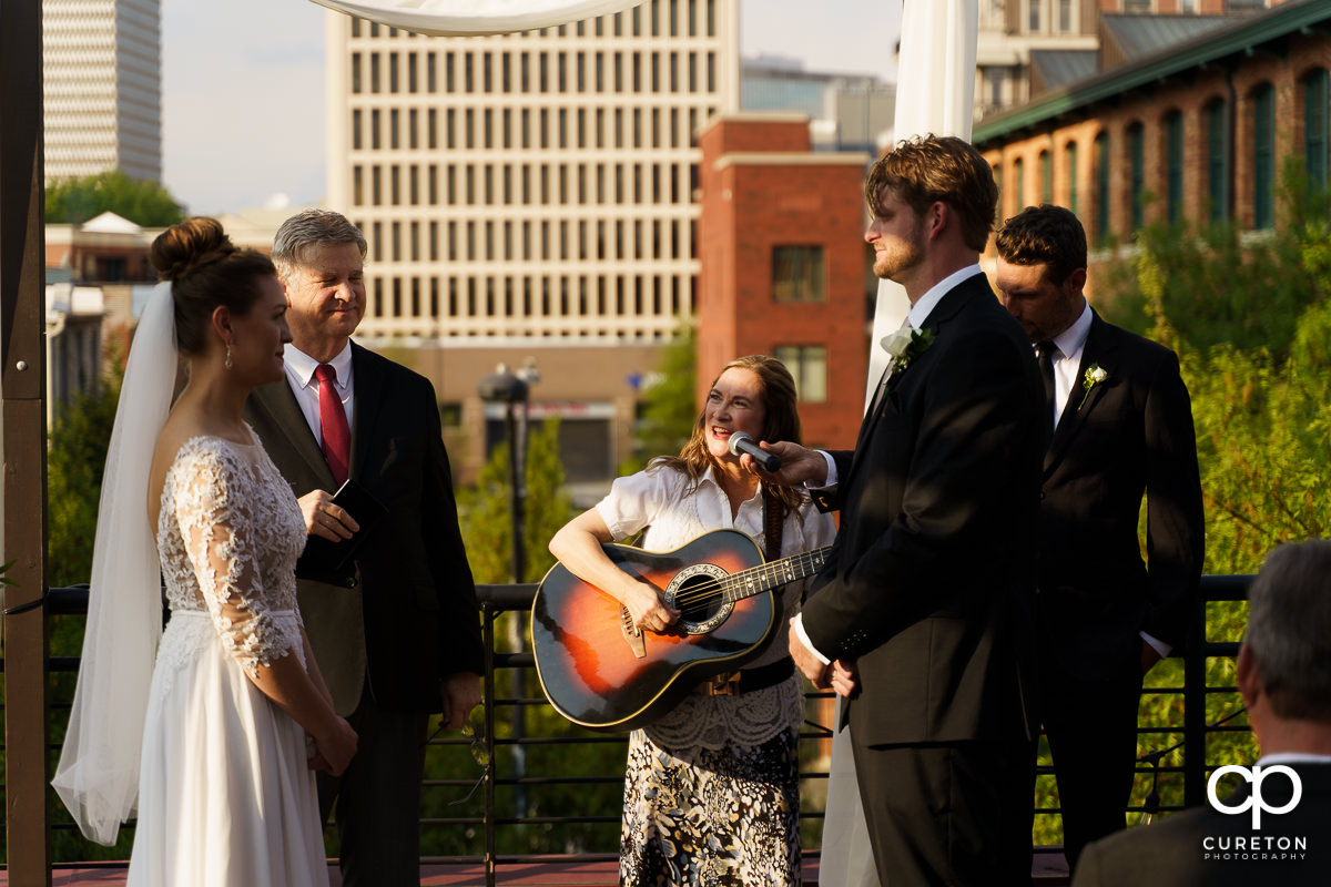 The officiant singing to the couple durin the ceremony.