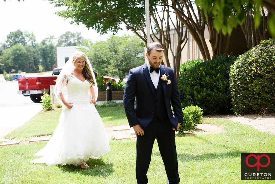 Bride and groom before their first look.