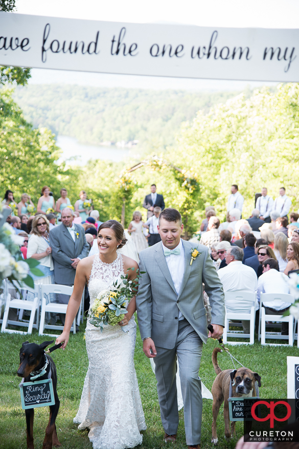 Bride and groom walk back down the aisle.