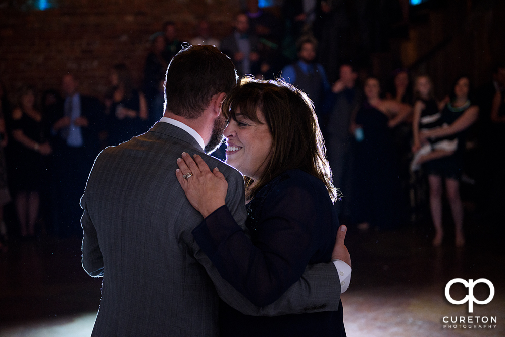 Groom and mother dance.