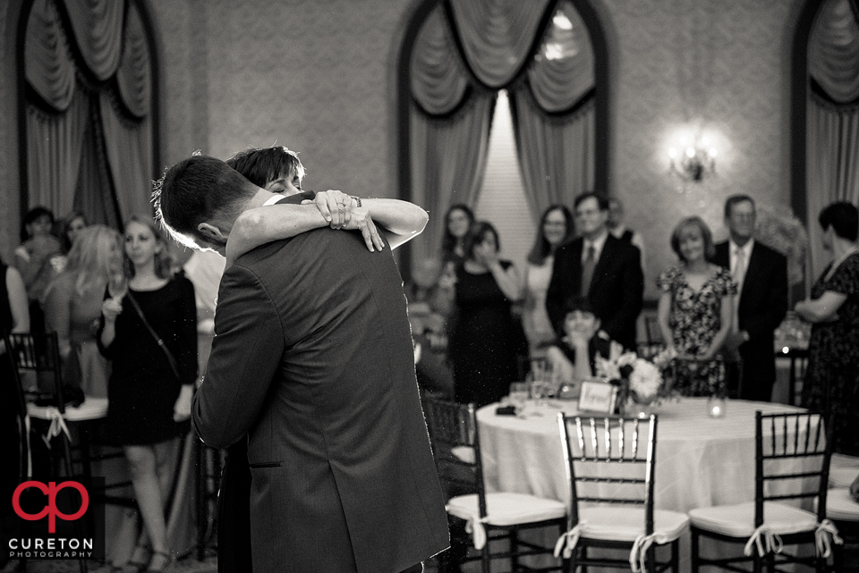 Groom hugging his mom.